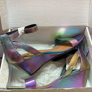 NWT Daisy Fuentes Size 5M.